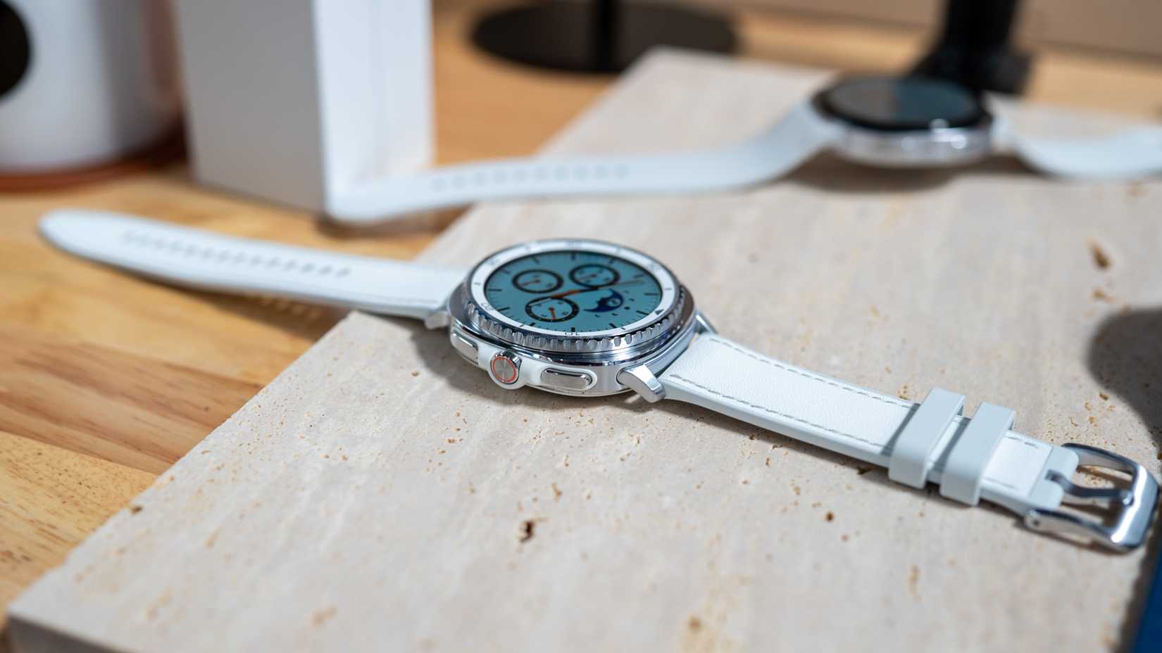 perfil lateral do Samsung Galaxy Watch 8 Classic deitado sobre uma mesa 54642278774 o-1