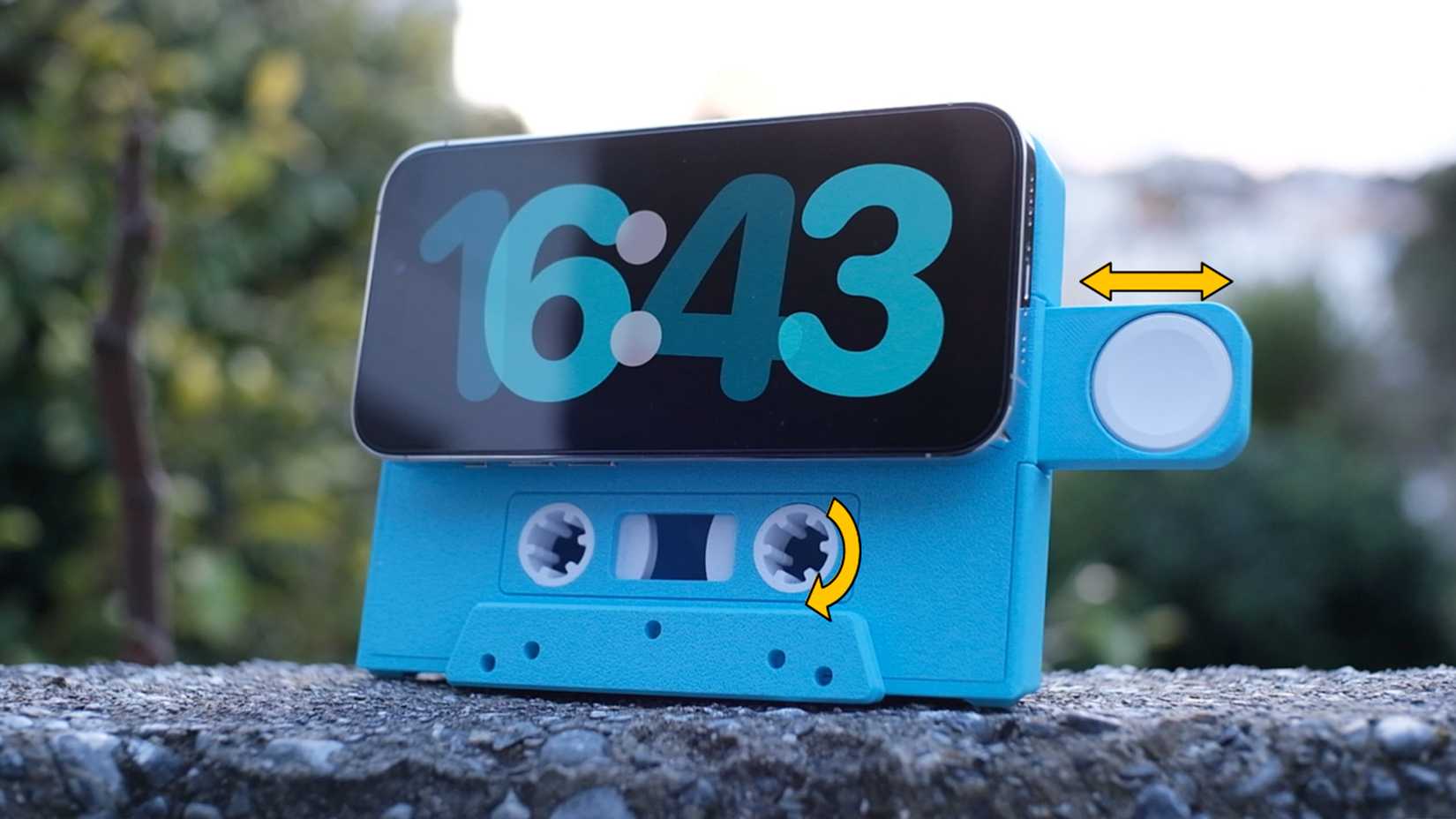 Foto del soporte del casete MagSafe imprimible en 3D con sus ruedas dentadas y el módulo de reloj emergente resaltados.