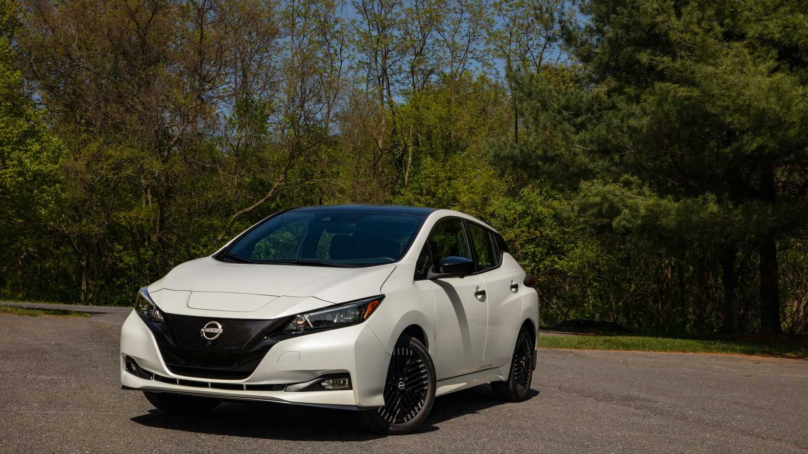 Front 3/4 shot of a 2025 Nissan Leaf