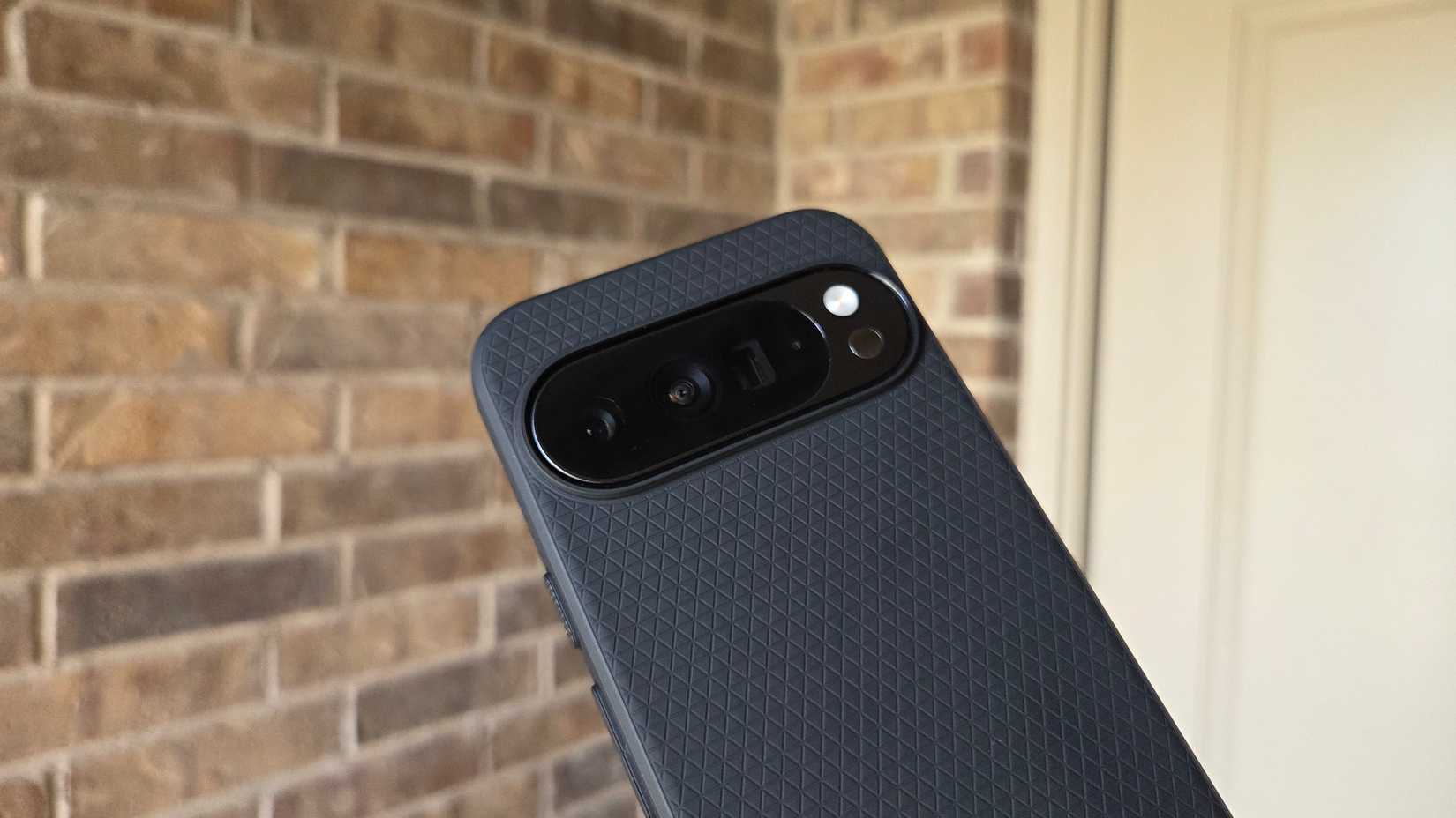 Armadura de aire líquido Spigen en un Pixel 10 Pro XL que muestra la joroba de la cámara.