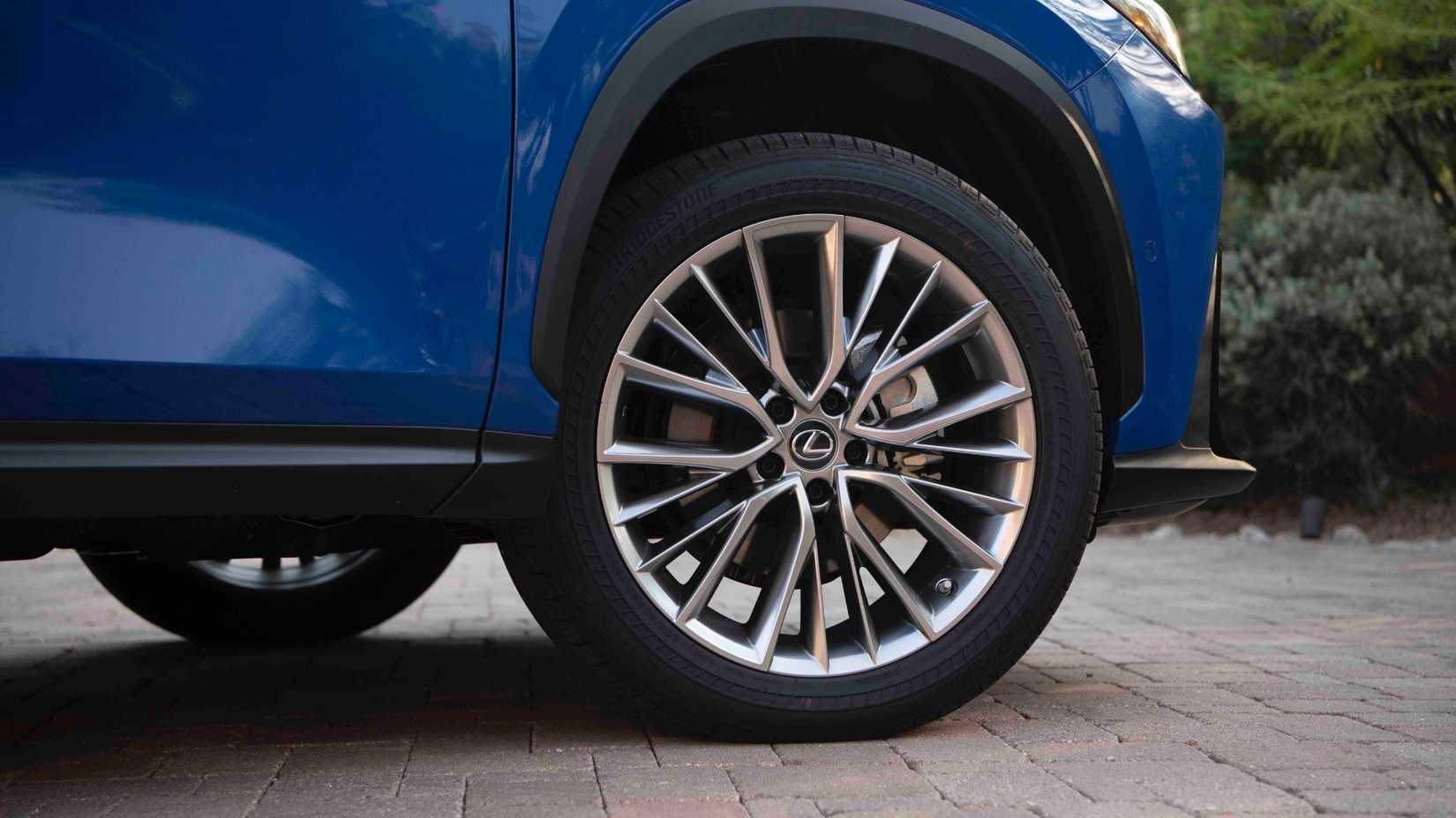 Primer plano de la llanta de aleación de un Lexus NX 350h azul 2025.