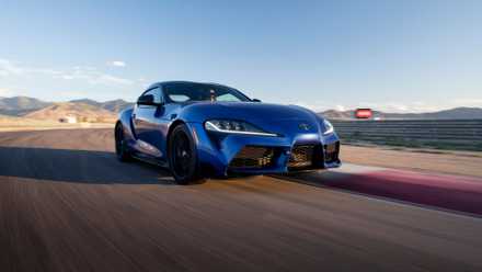 2026 トヨタ GR スープラのフロント 3/4 アクション ショット