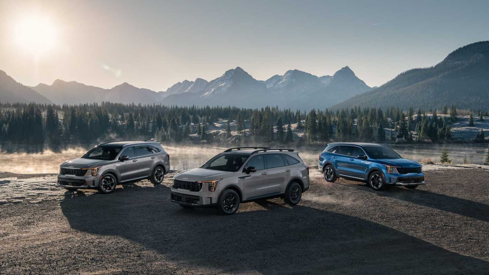 Статический снимок модельного ряда семейства Kia Sorento на фоне гор.
