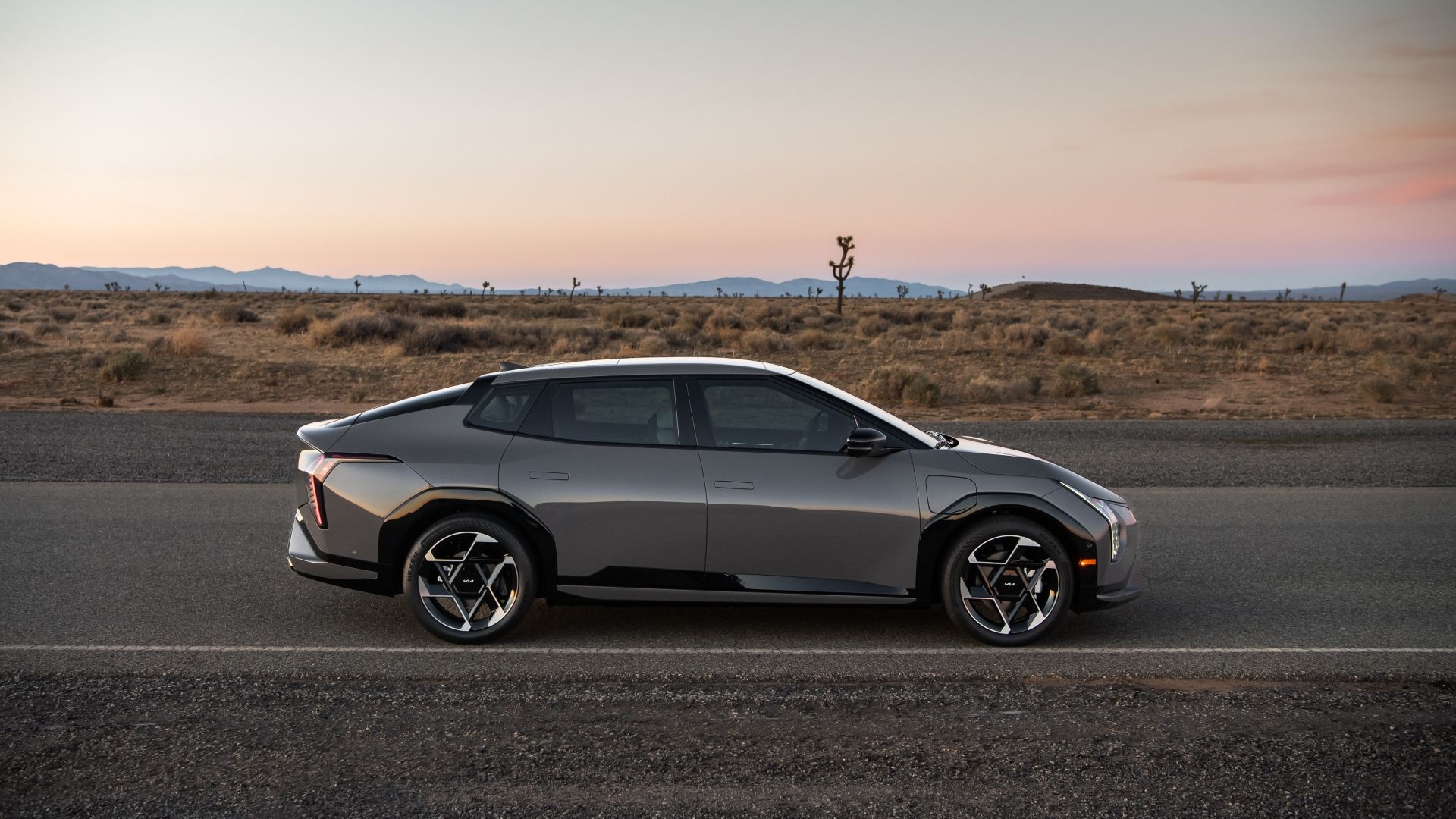 Photo de profil latéral d’une Kia EV4 2026