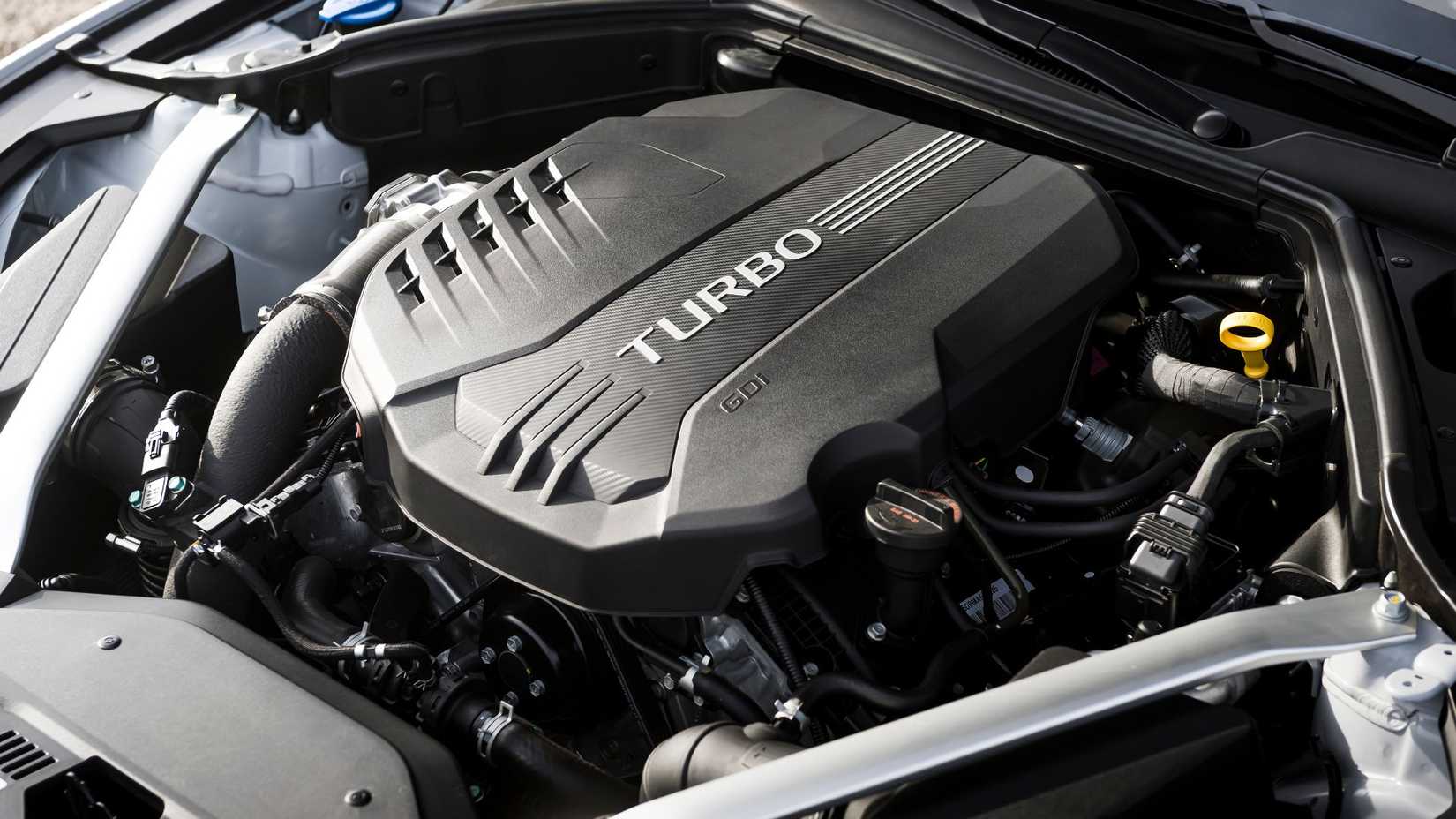 Gros plan sous le capot d’une Genesis G70 2022.