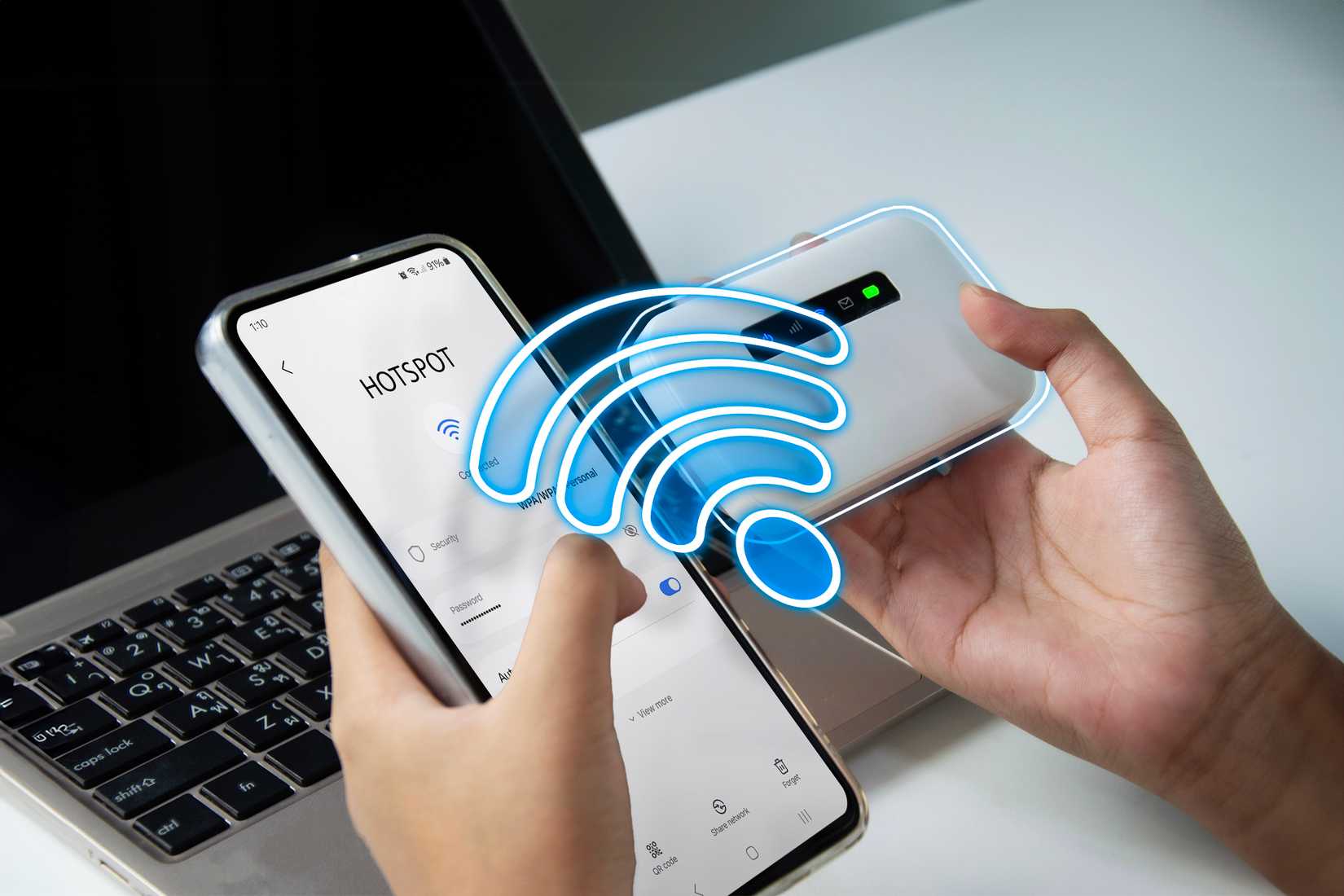 Uma pessoa segurando um telefone em uma mão e um WiFi de bolso na outra.