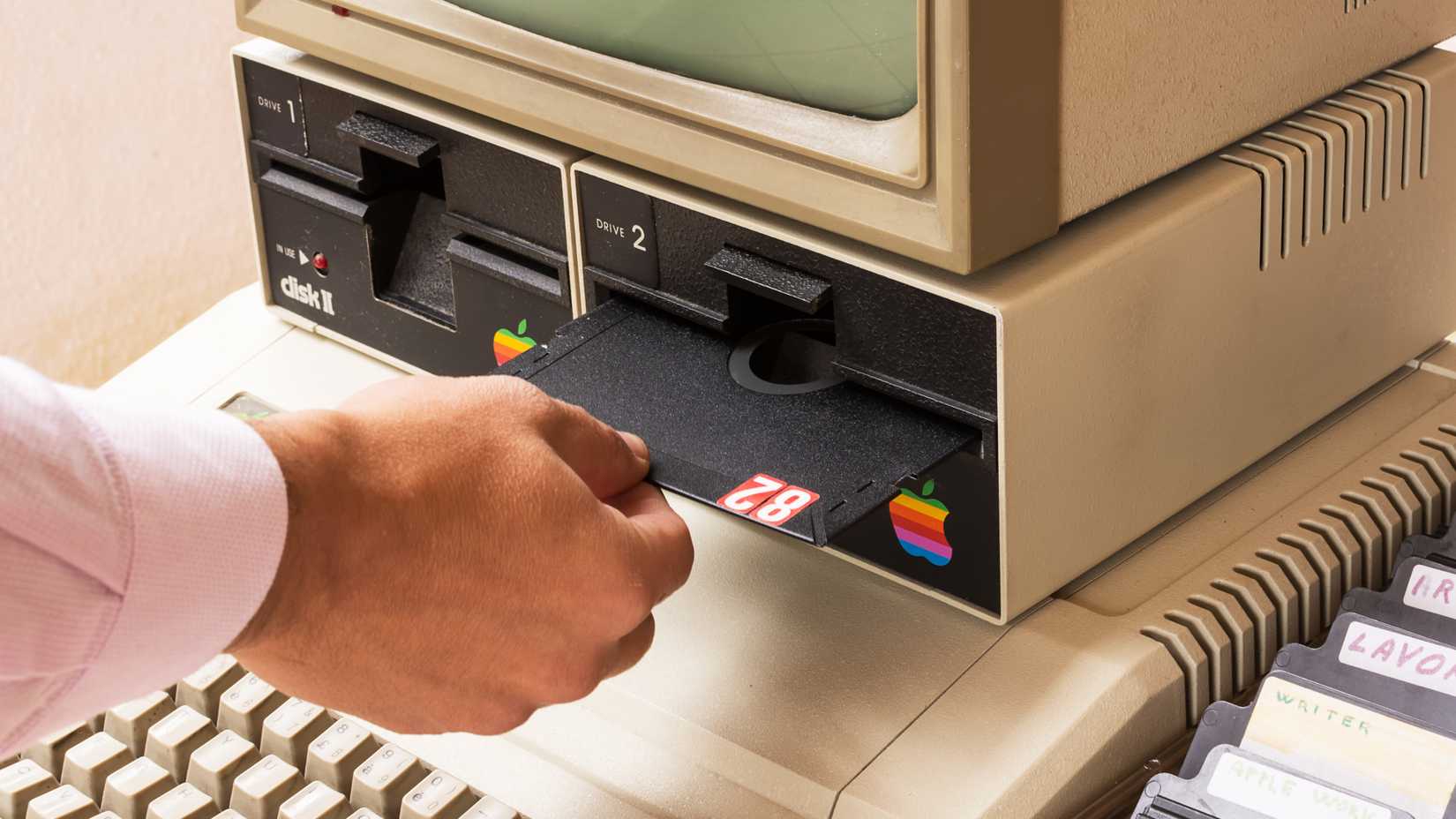 Apple II с двумя дисководами для дискет.