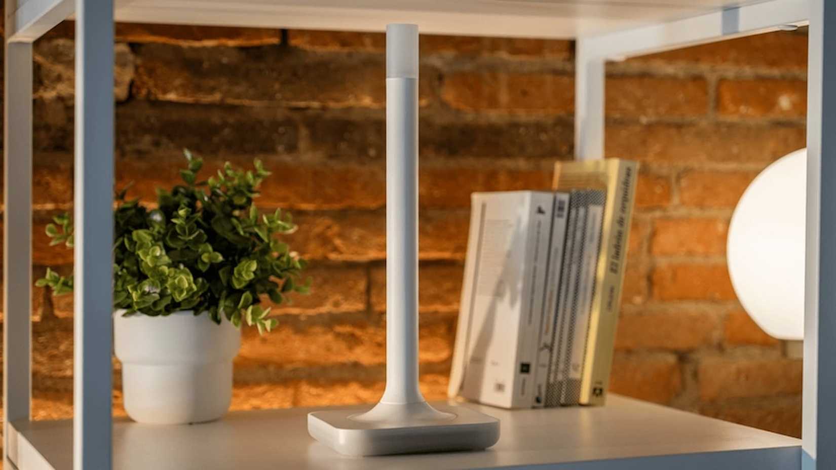 Home Assistant Connect ZWA-2 в книжной полке.
