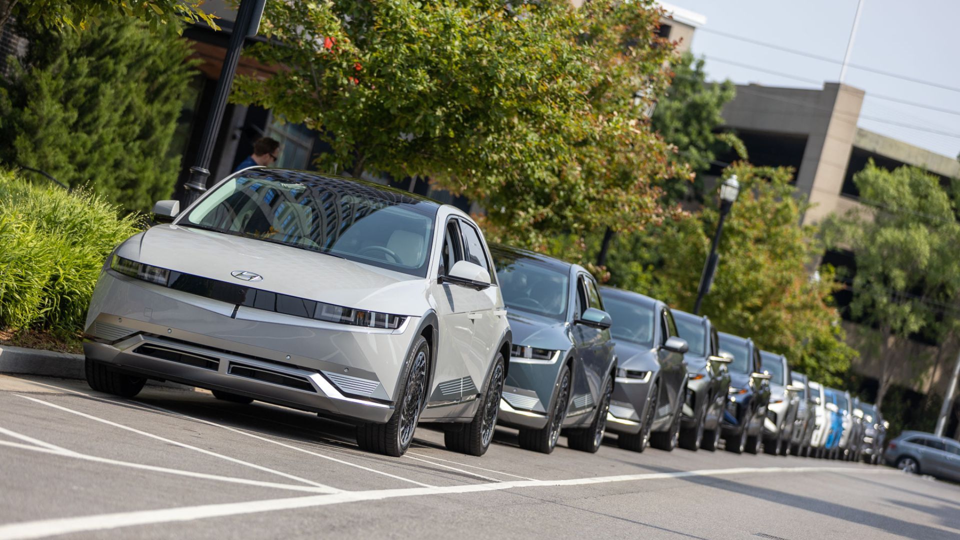 Toma que muestra una fila de autos Hyundai Ioniq 5 estacionados al costado de la carretera.