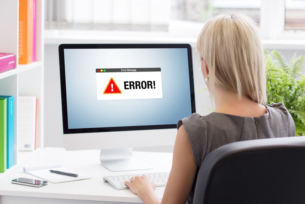 A woman looks at an error message on her Mac.