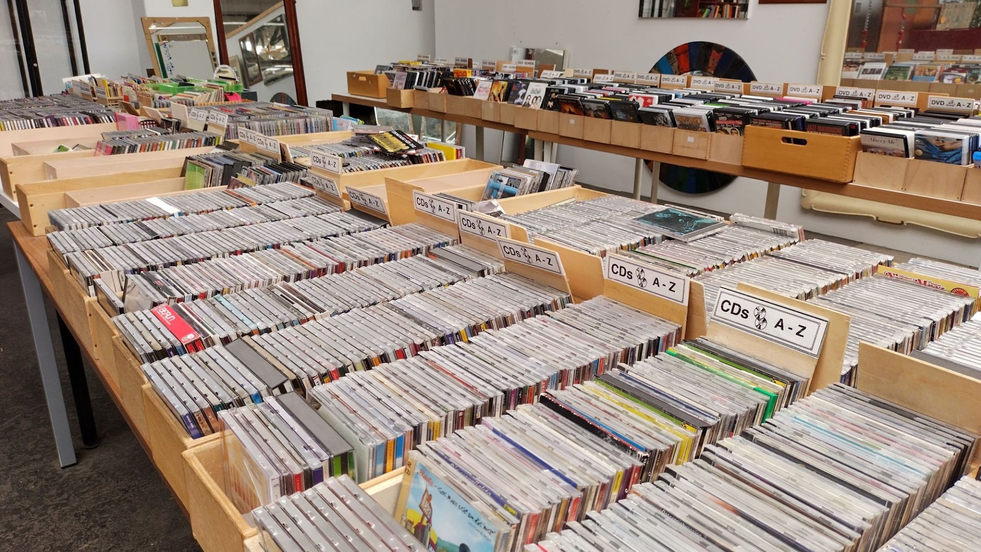 Estantes llenos de CD a la venta en una tienda de segunda mano.