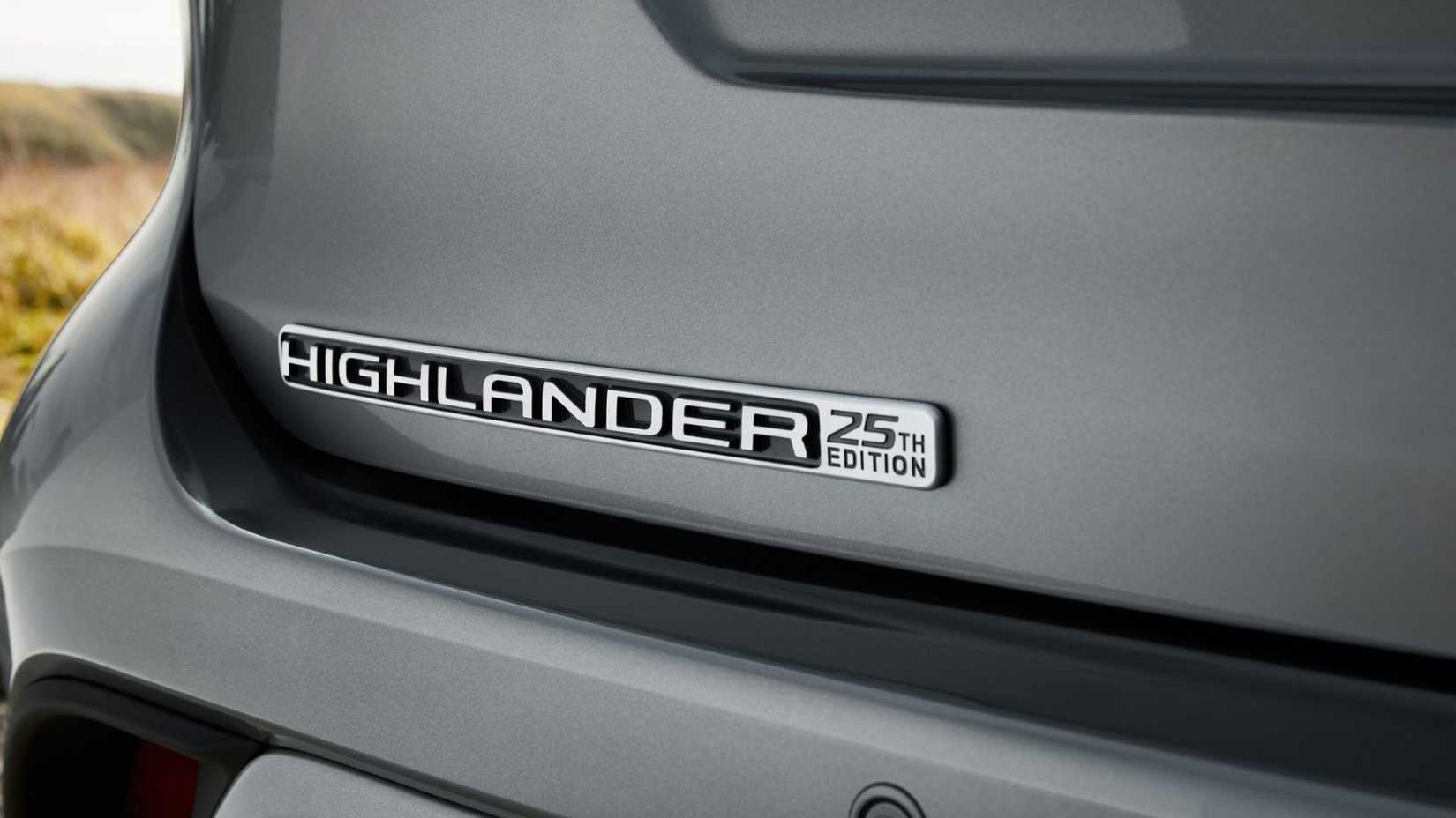 Close-up shot of the badging on the tailgate of a gray 2025 Toyota Highlander Hybrid.