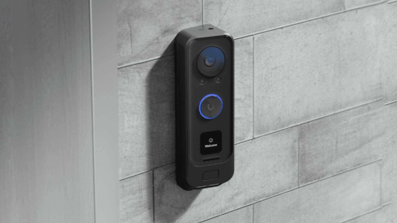 Unifi G4 Doorbell Pro PoE instalado em uma parede de concreto.