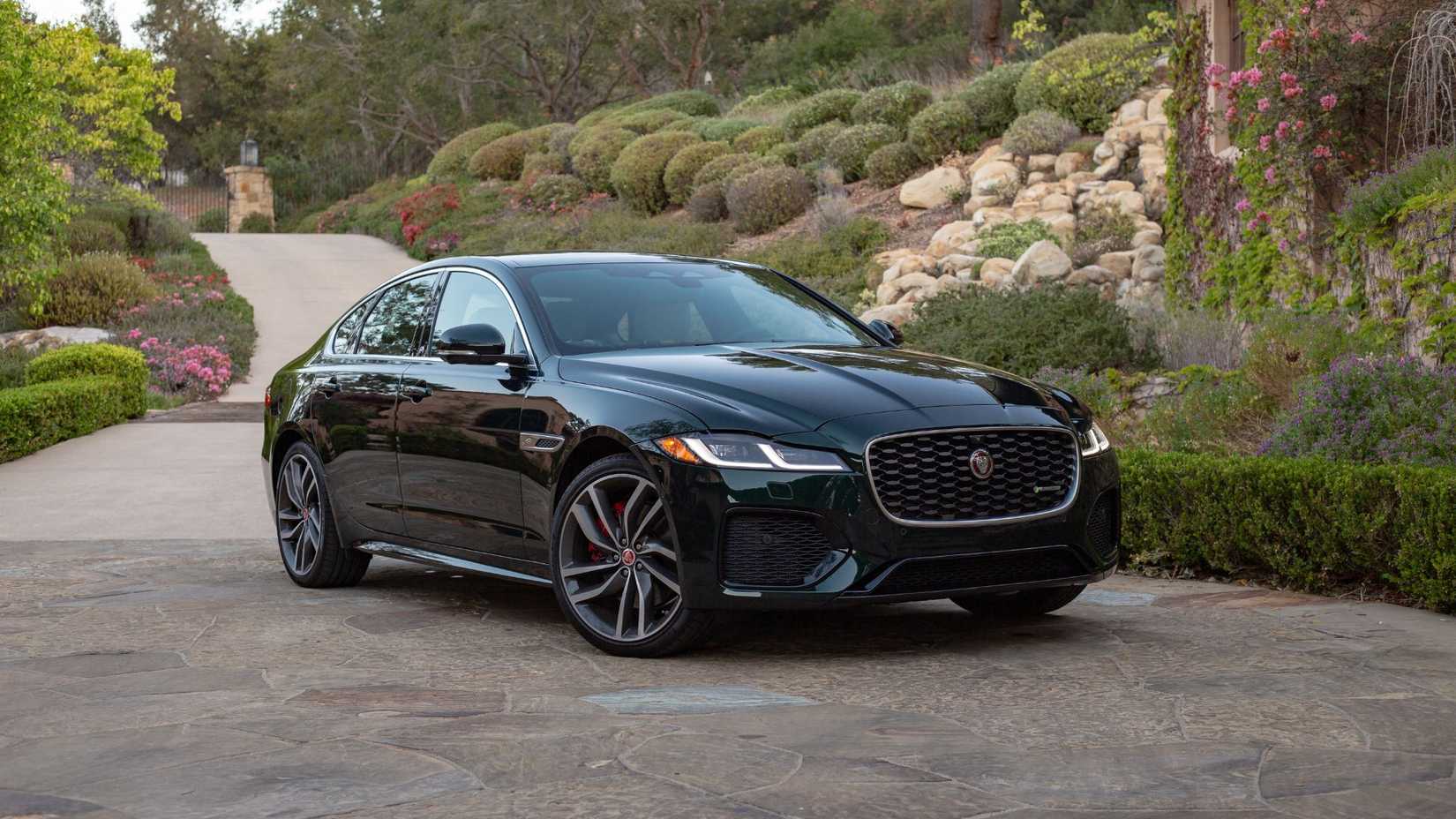 Frente estática 3/4 Tiro de um Green 2021 Jaguar XF P300 R-Dinamic Se estacionado no final de uma garagem.