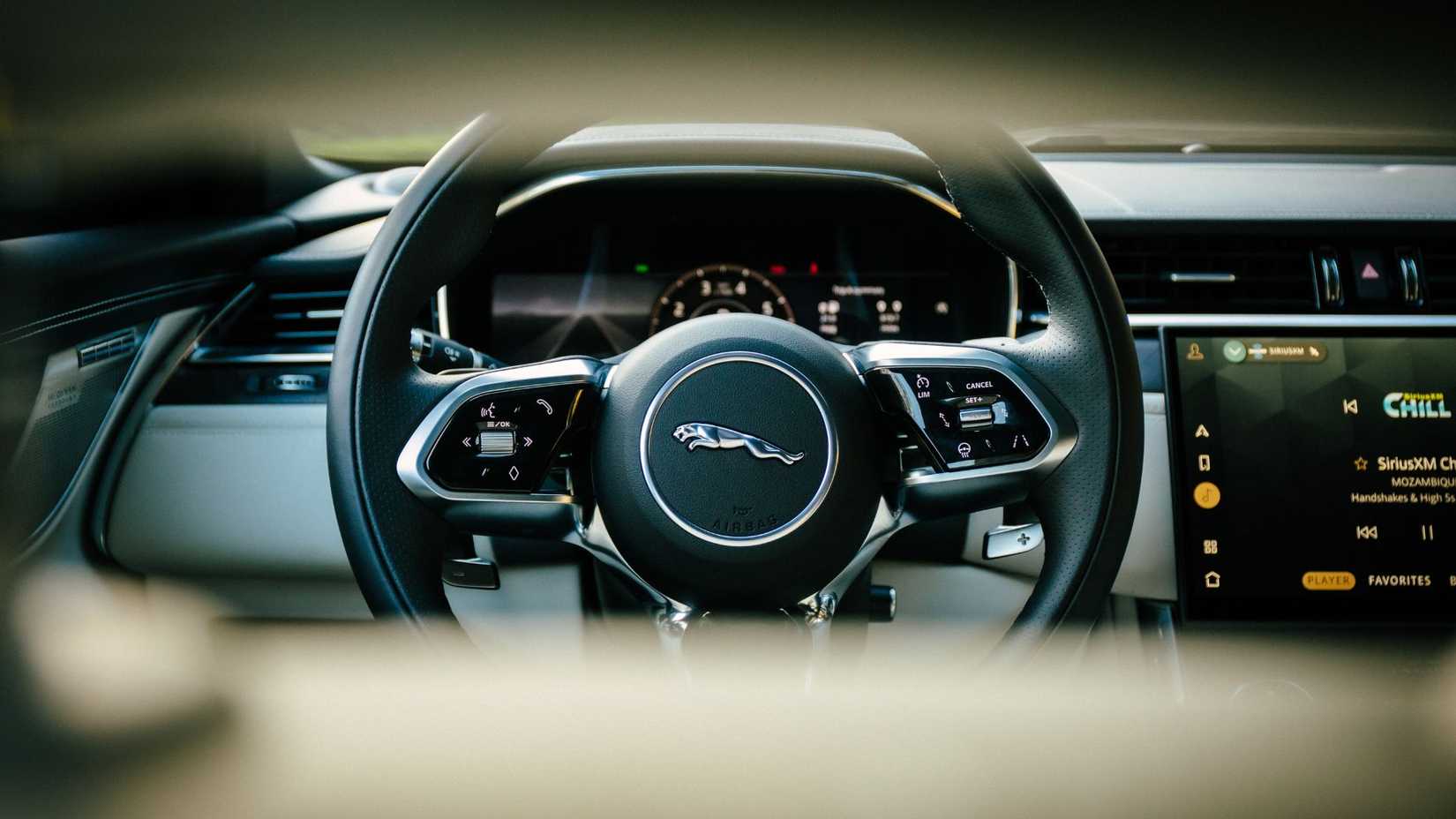 Tiro em close-up do volante de um Jaguar XF P300 r 2021 r-dinâmico.