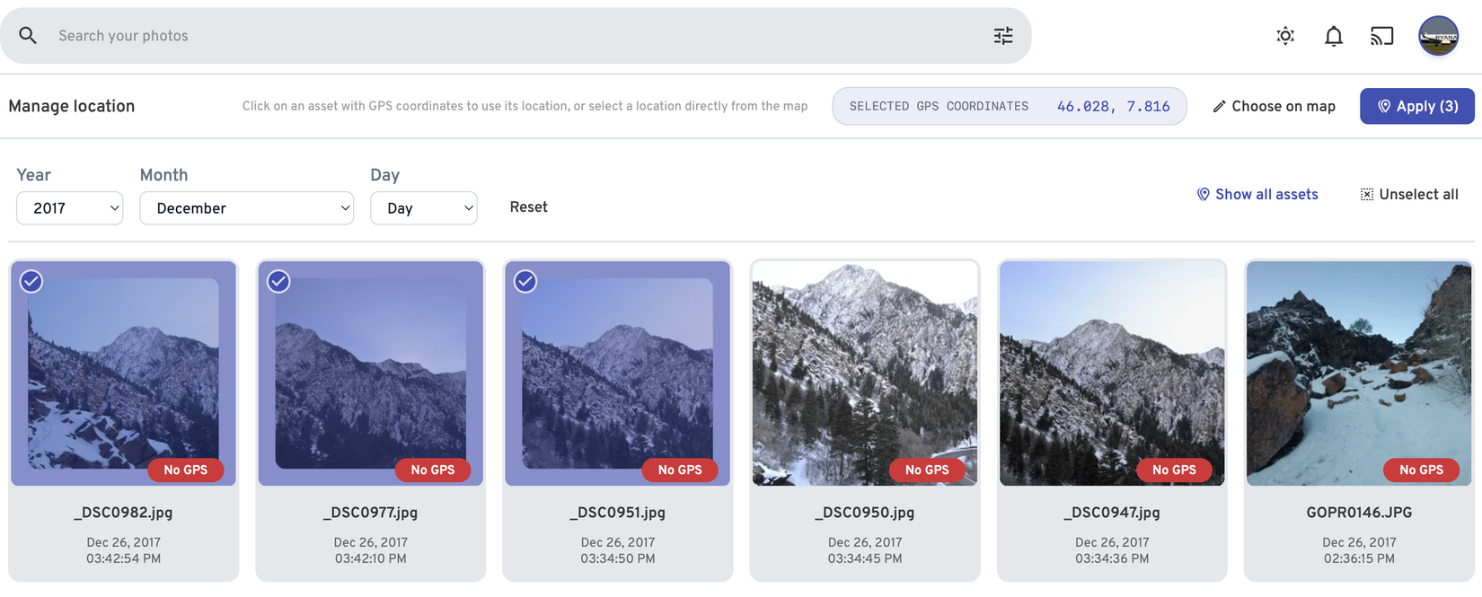 Selecting multiple images to fix their location data in Immich.