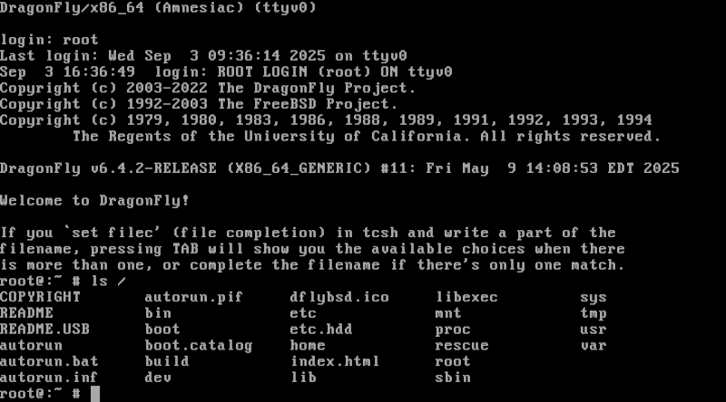 Dragonfly BSD Live Console mostrando uma listagem de diretórios.