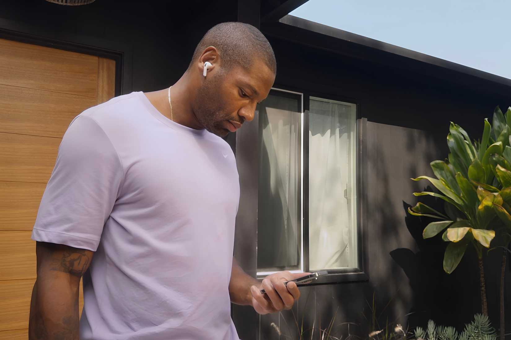 Starting a workout on an iPhone while wearing AirPods Pro 3.