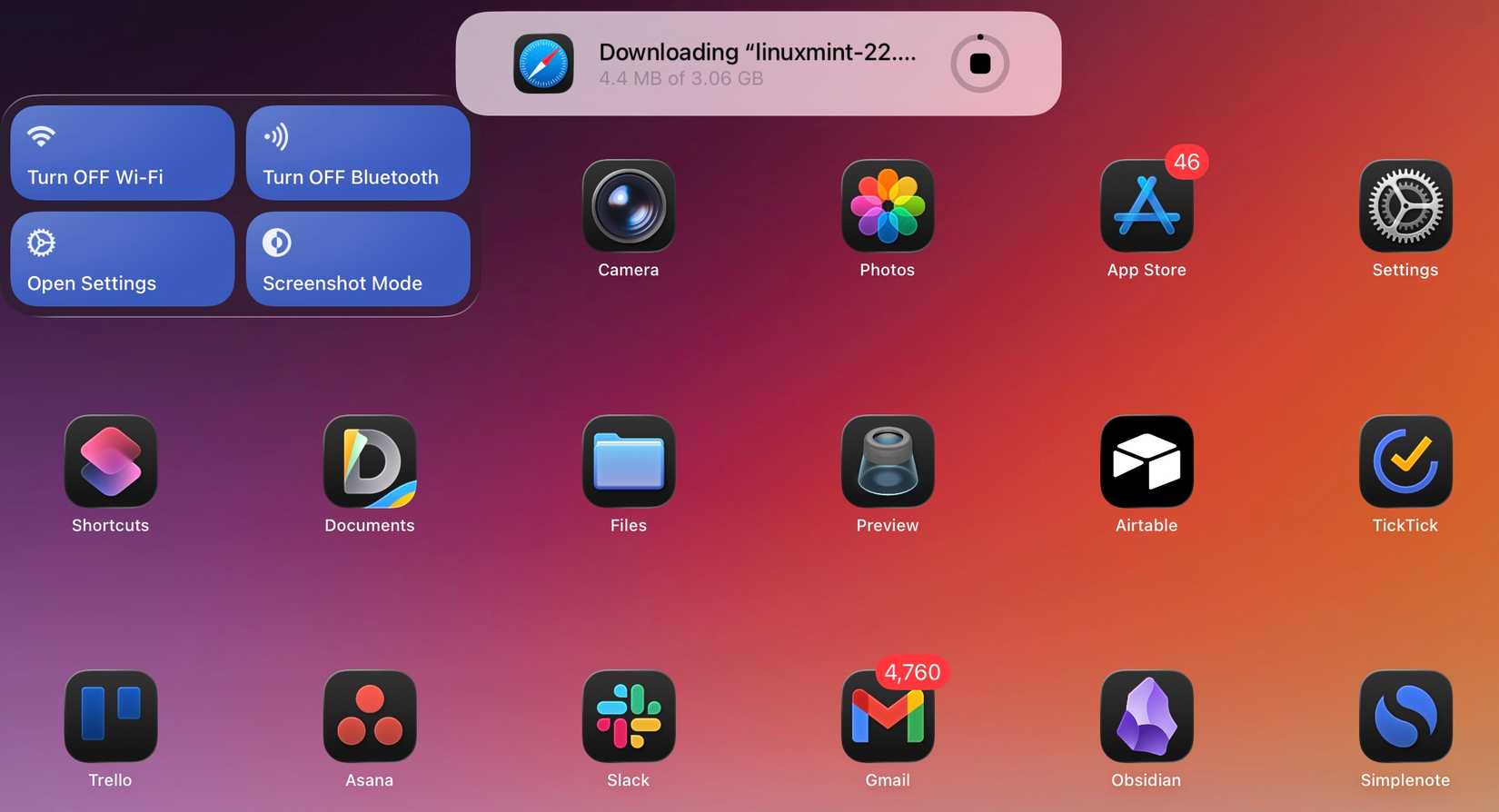Live Activities showing the progress of a Safari download running in the background.