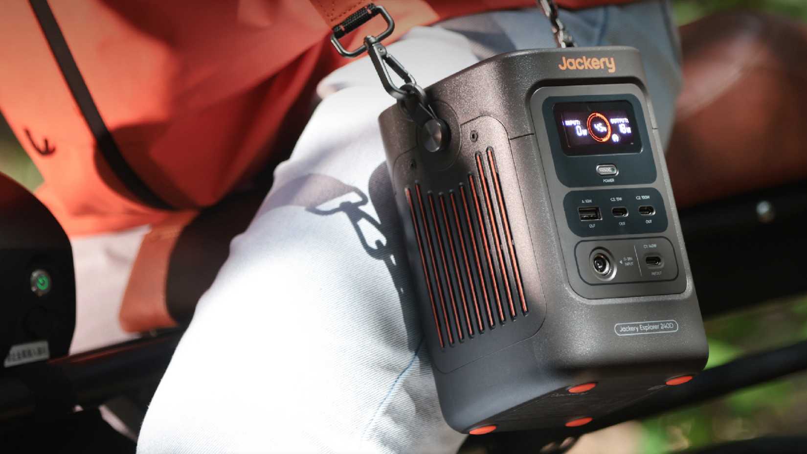 Jackery 240D Power Csound sobre o ombro de uma pessoa. 