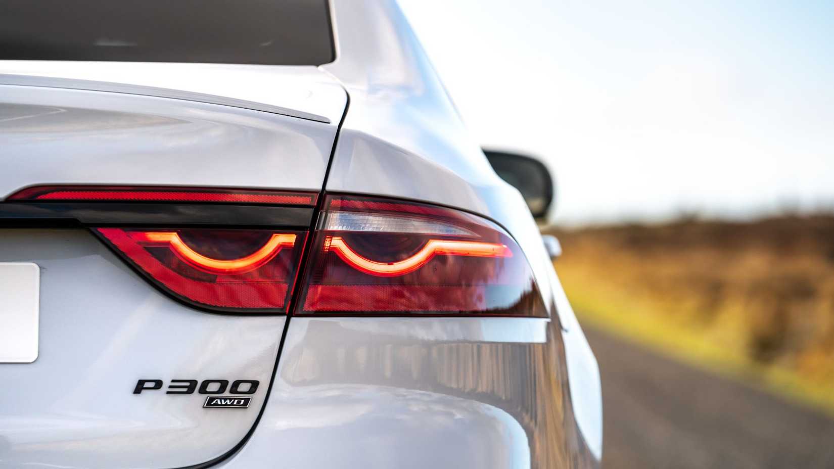 Tiro em close do combustível 'P300' na parte traseira de um Jaguar XF branco 2021.