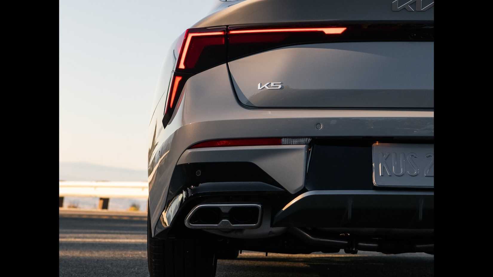 Primer plano del escape de un Kia K5 GT 2025