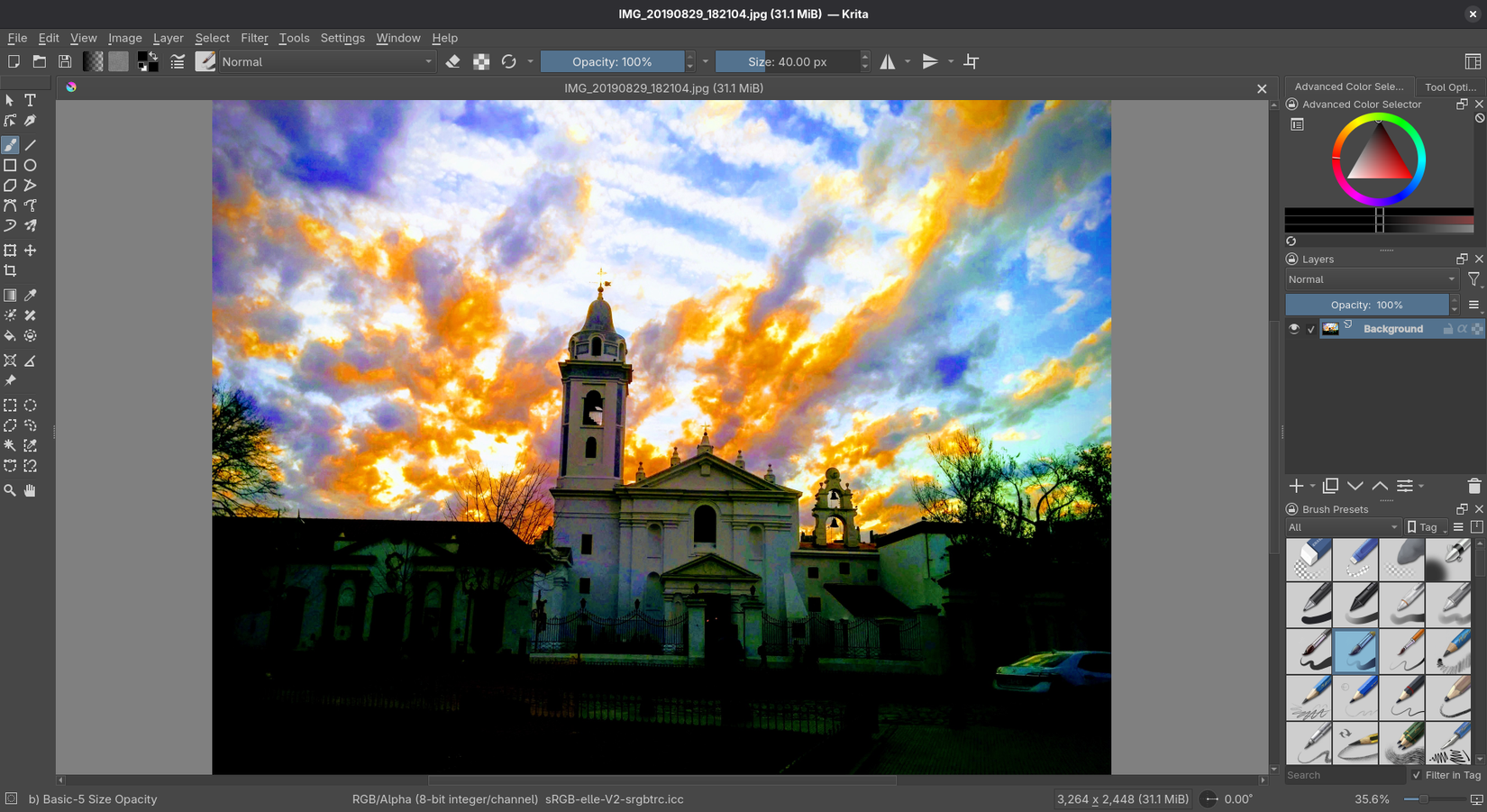 Krita com uma imagem aberta mostrando ferramentas e controles disponíveis para edição.