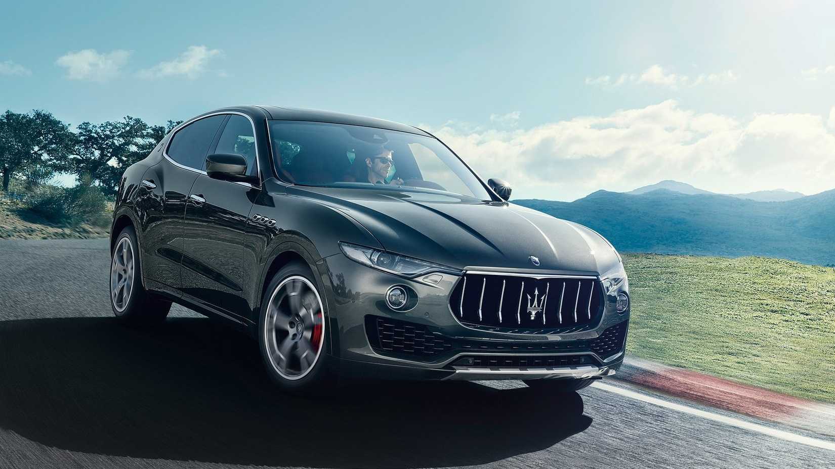 Frente 3/4 Tiro de um Maserati Levante de 2017