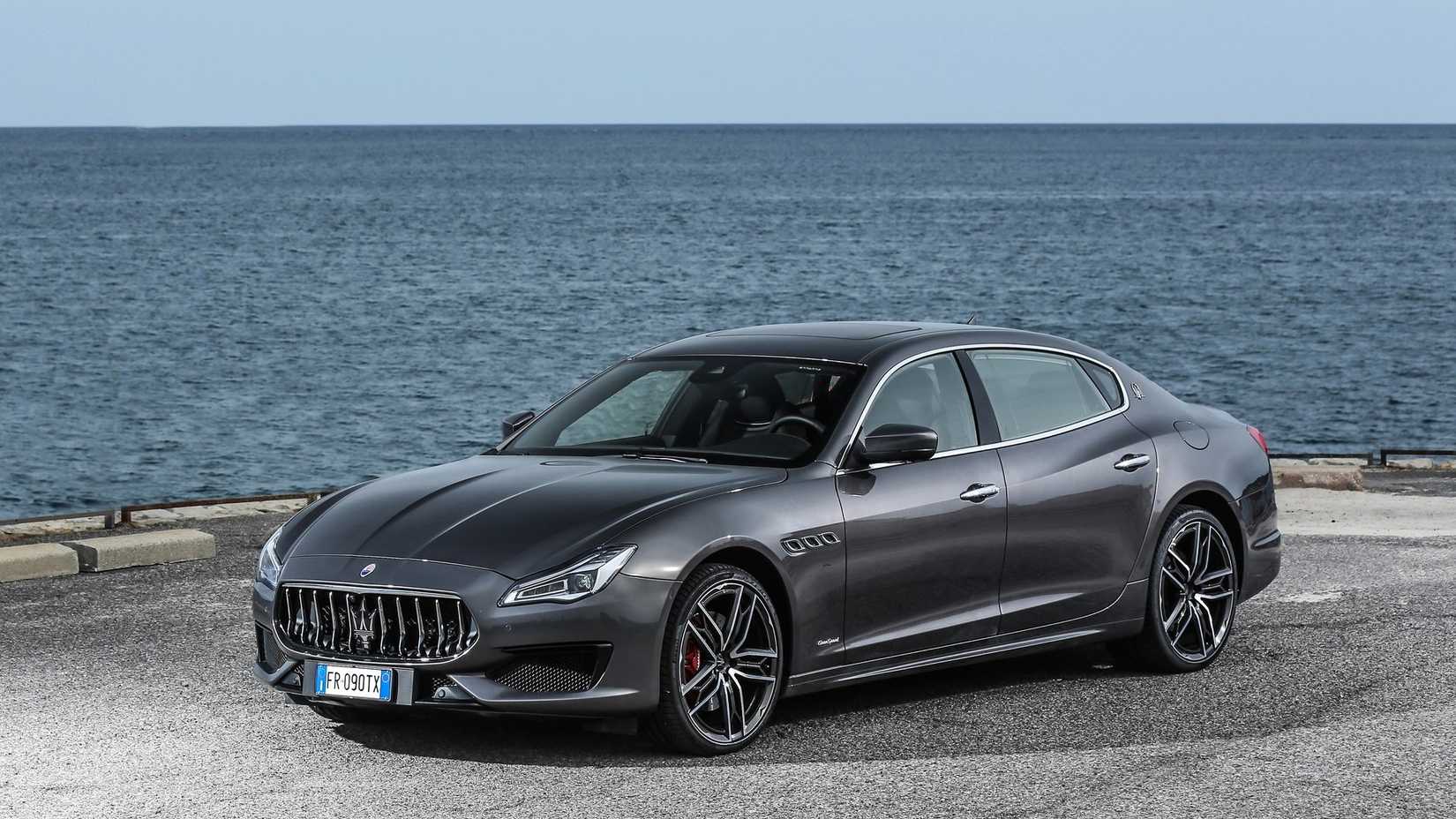 Frente 3/4 Tiro de um Maserati Quattroporte 2019