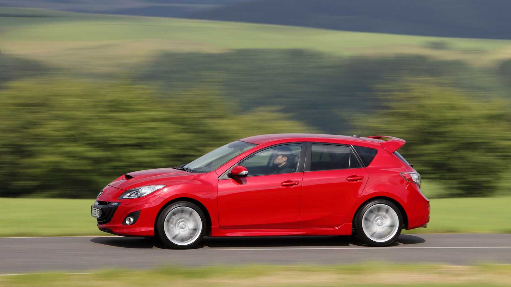 Disparo de acción lateral de un MazDaspeed3 2010