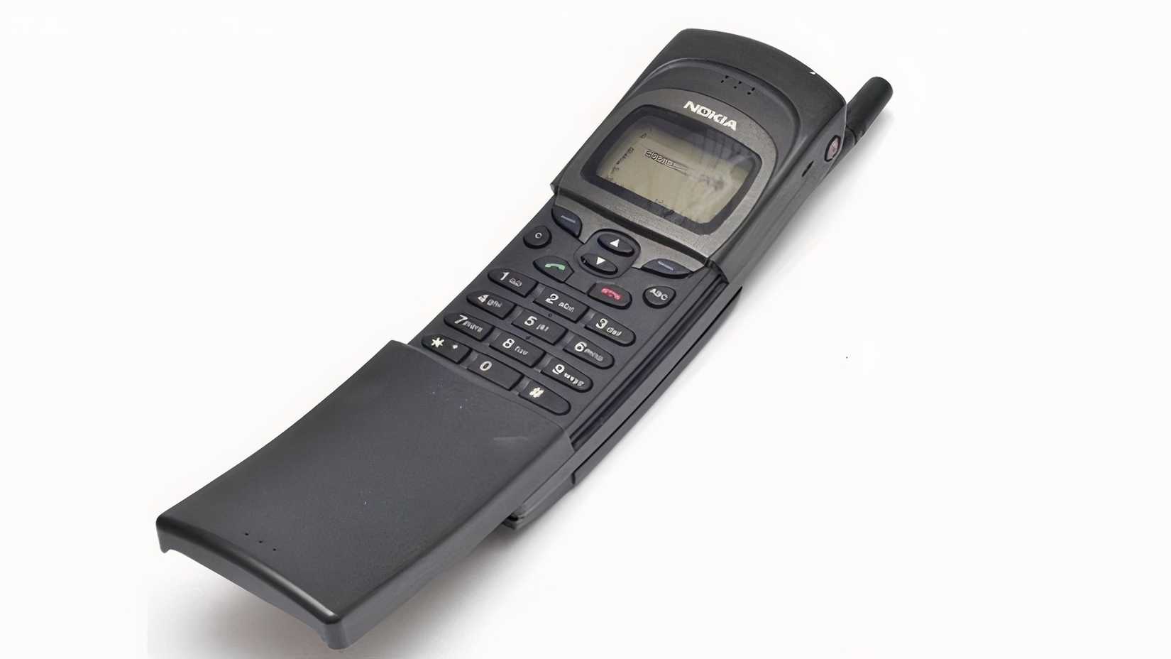 Телефон Nokia 8110 на белом фоне.