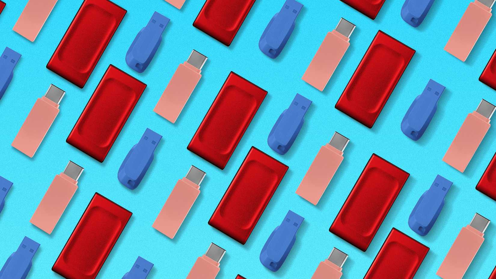 Padrão de unidades flash USB e SSDs em cores diferentes, dispostas sobre um fundo azul. Lucas Gouveia/How-To GeekPadrão de pen drives e SSDs em diversas cores dispostos sobre fundo azul.