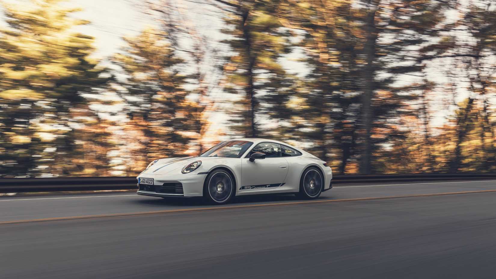 Front 3/4 Action Fiche d'une Porsche 911 Carrera T 2025