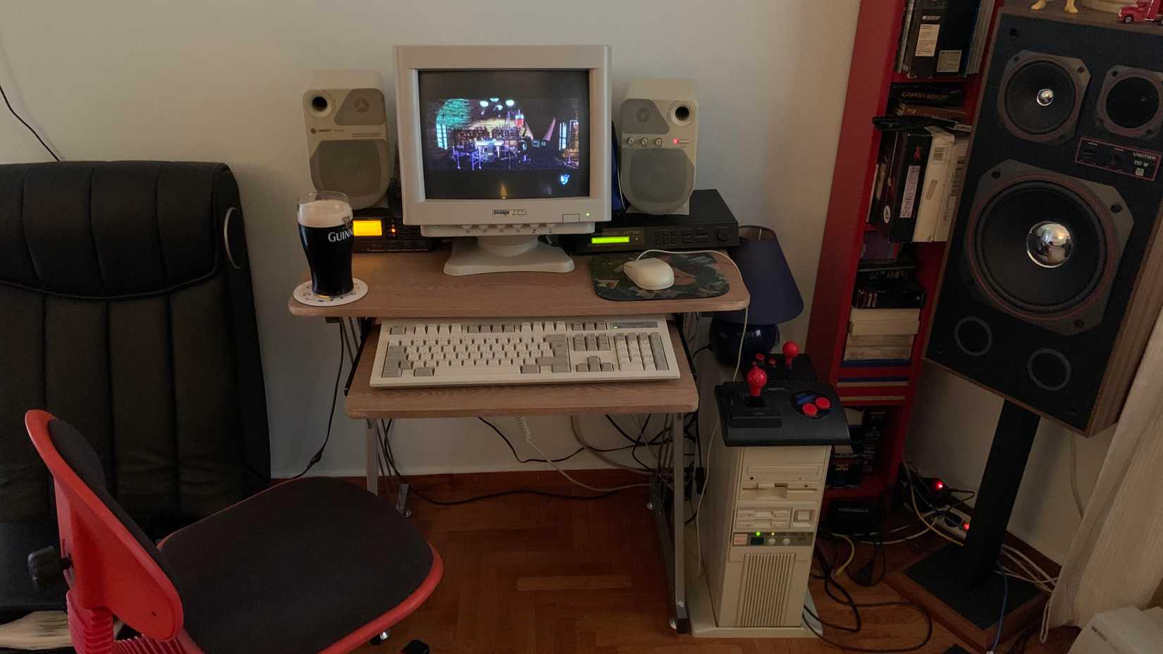 Os alto -falantes retrô em uma configuração de jogos de PC retrô publicada no fórum do Reddit Battlestations.