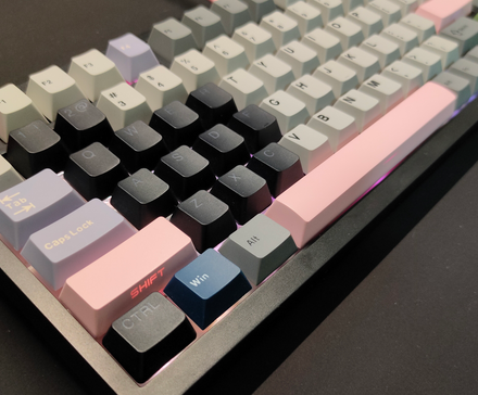 Механическая клавиатура Ajazz AK820 Pro с разноцветными кейкапами и разными свичами.