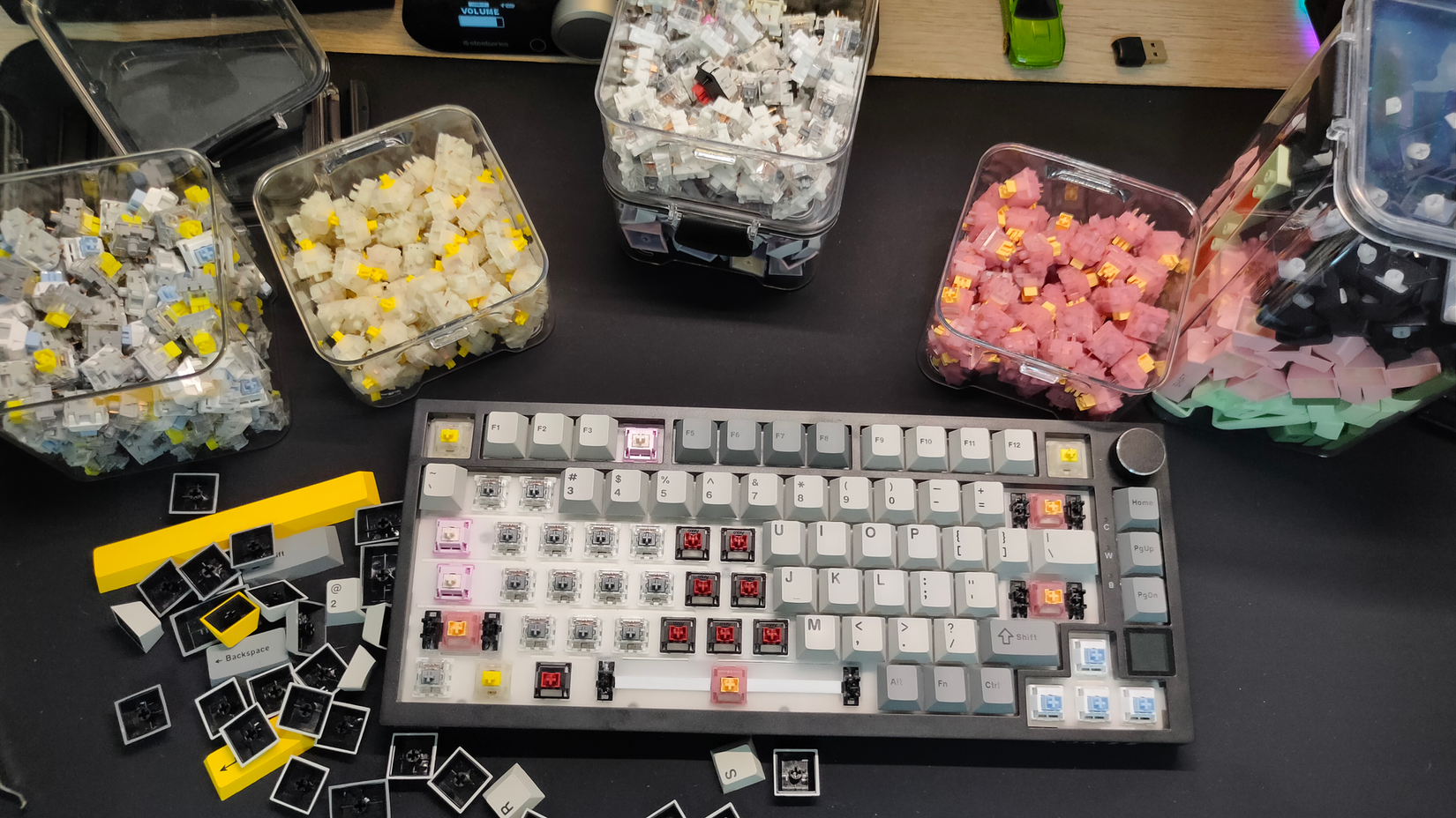 O teclado mecânico AJAZZ AK820 PRO com uma mistura de calças e interruptores.