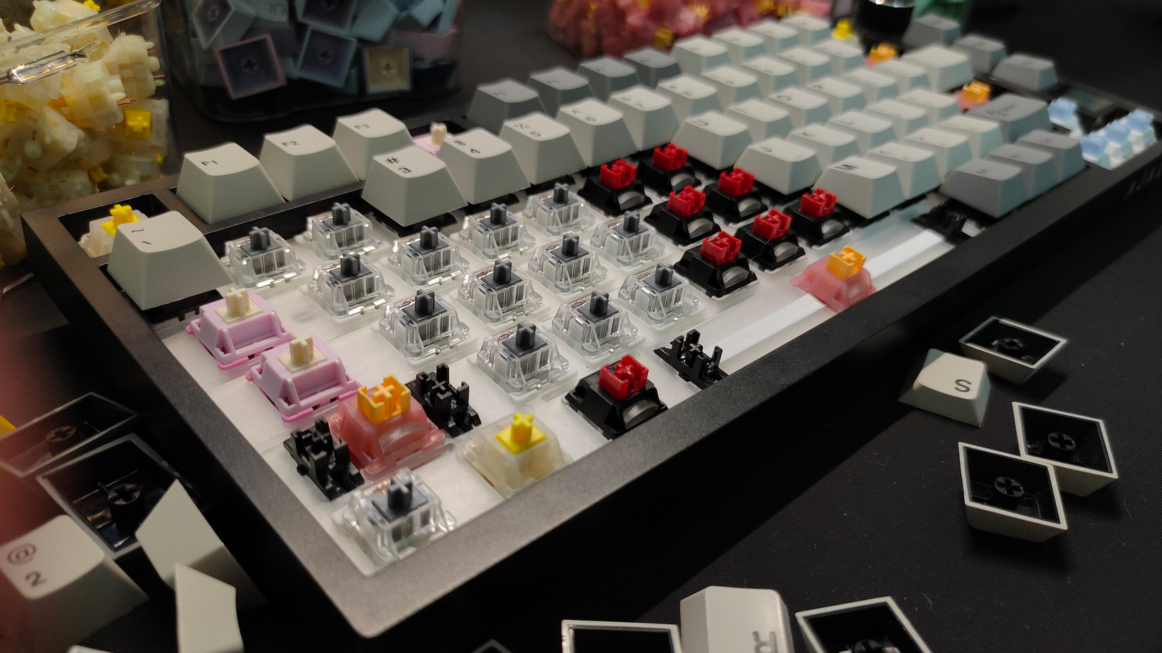 O teclado mecânico Ajazz AK820 Pro apresenta uma mistura de teclas e interruptores.