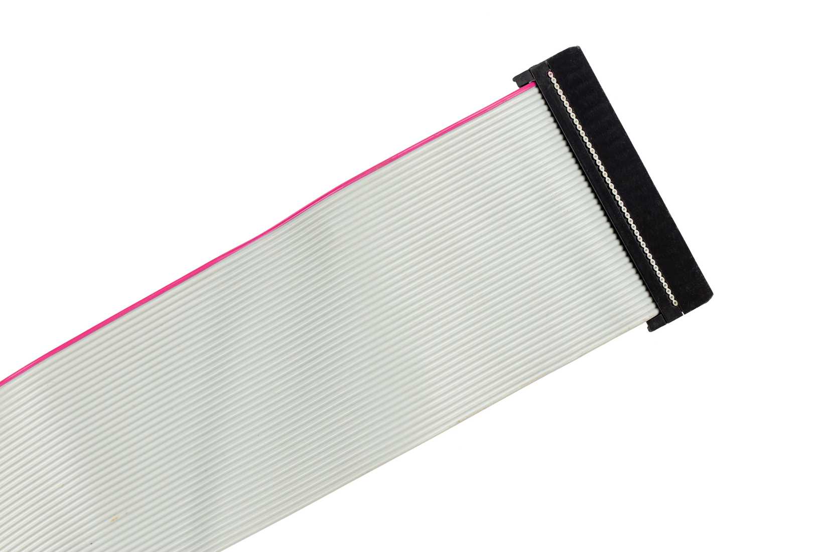 Cabo de computador IDE em fundo branco.