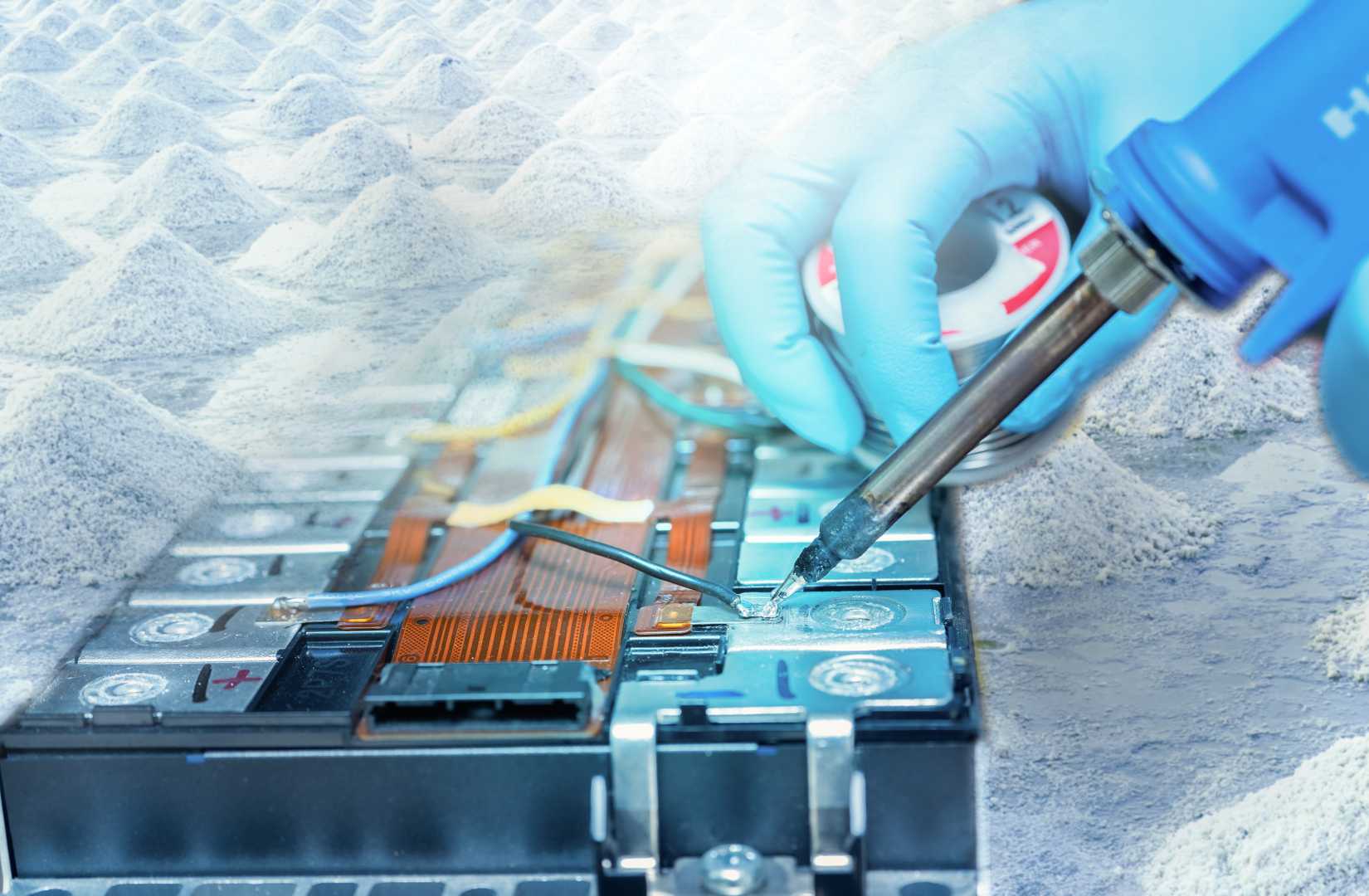 O técnico usa ferro de solda para solda de metal e arame de bateria de íons de sódio.