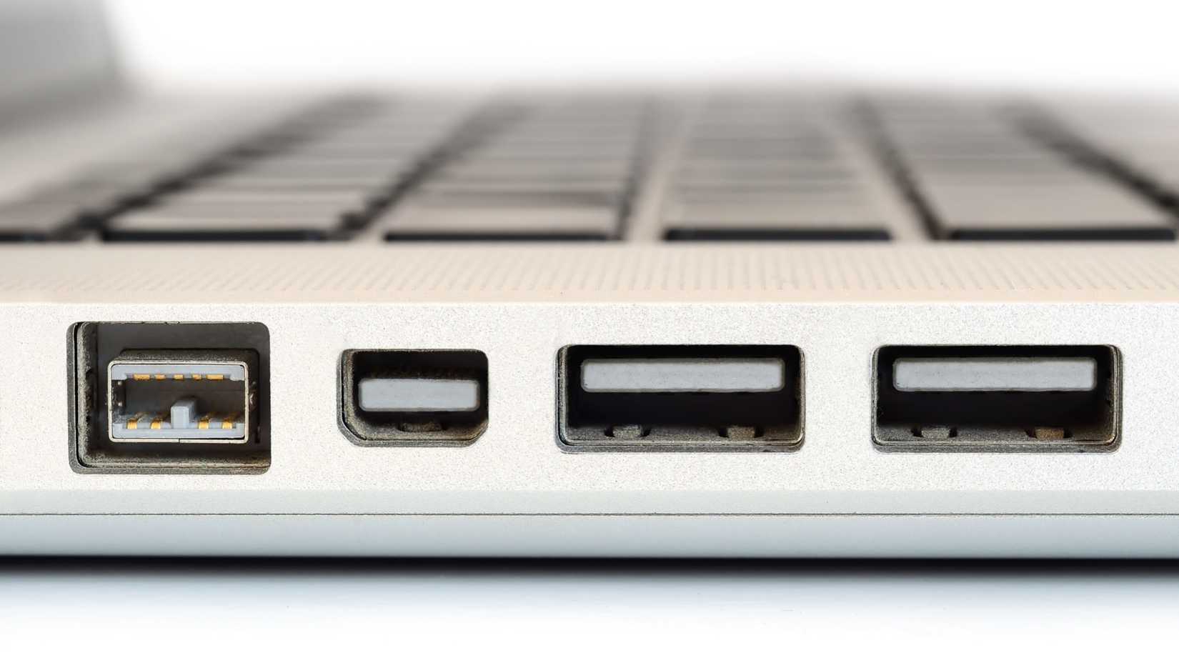 Порт FireWire на ноутбуке: крупный план