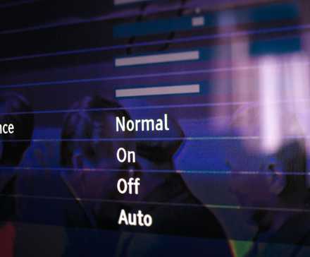 Экран современного ТВ: регулировки яркости, контрастности, четкости, режима энергосбережения и шумоподавления.