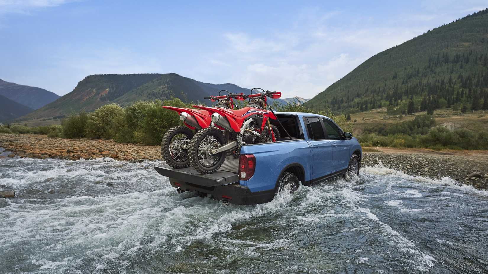 Foto traseira de um Honda Ridgeline TrailSport 2024 com dinheiro sujo em sua caçamba