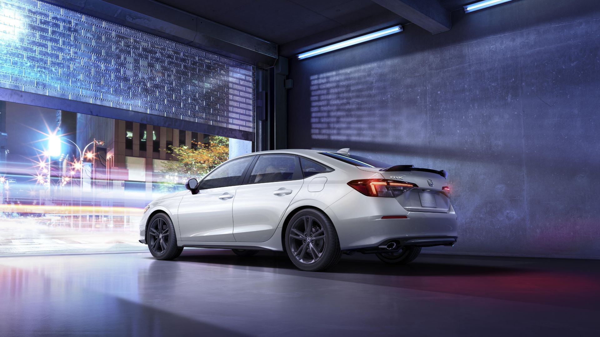 Foto estática traseira 3/4 de um Honda Civic Si 2025 branco.