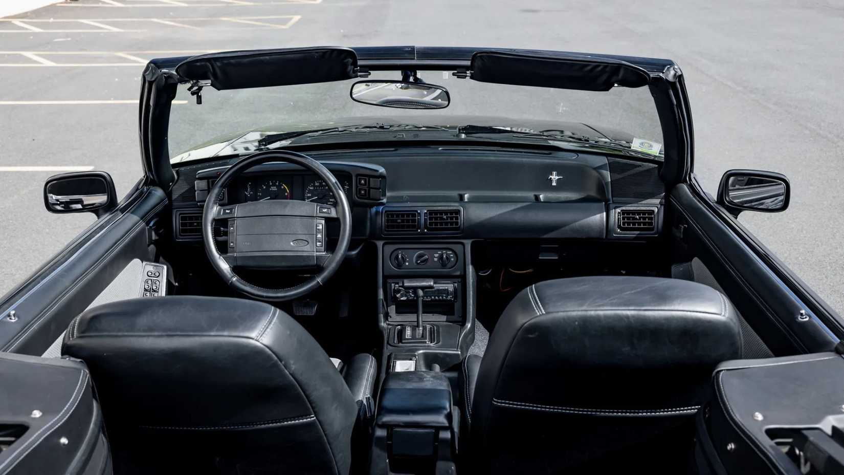 Prise de vue à l'intérieur de l'habitacle d'une Ford Mustang GT Cabriolet de 1993.