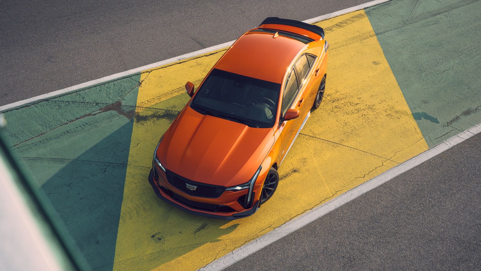 Foto frontal 3/4 de um Cadillac CT4-V Blackwing 2022