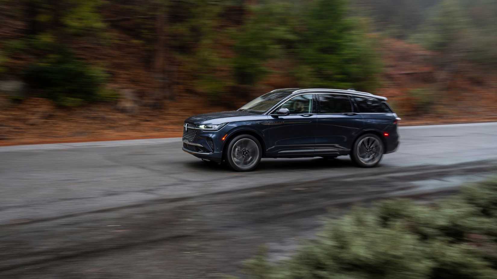 Dynamic side profile shot of a 2024 Lincoln Nautilus Black Label.