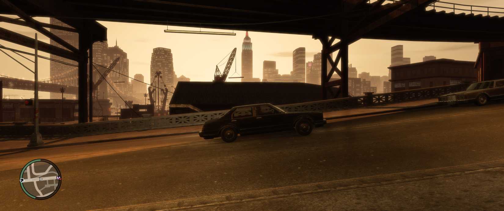 Nico dirigindo um carro com o Empire State Building em segundo plano. 