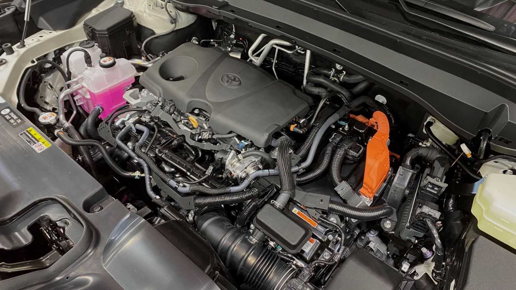 2026 トヨタ グランド ハイランダー 2.5L ハイブリッド エンジンのクローズ アップ ショット。