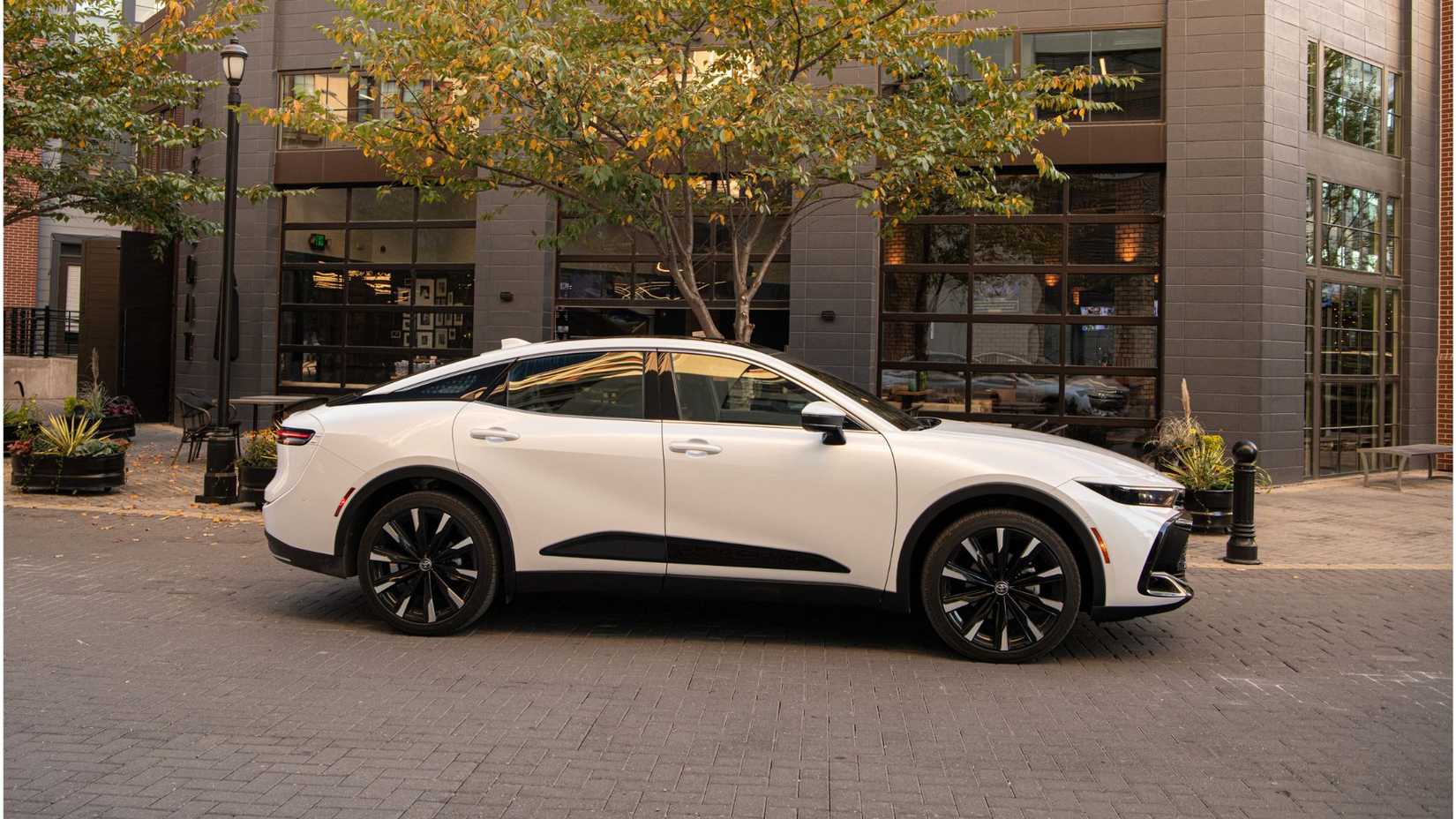 Static side profile shot of a white 2026 Toyota Crown Platinum.