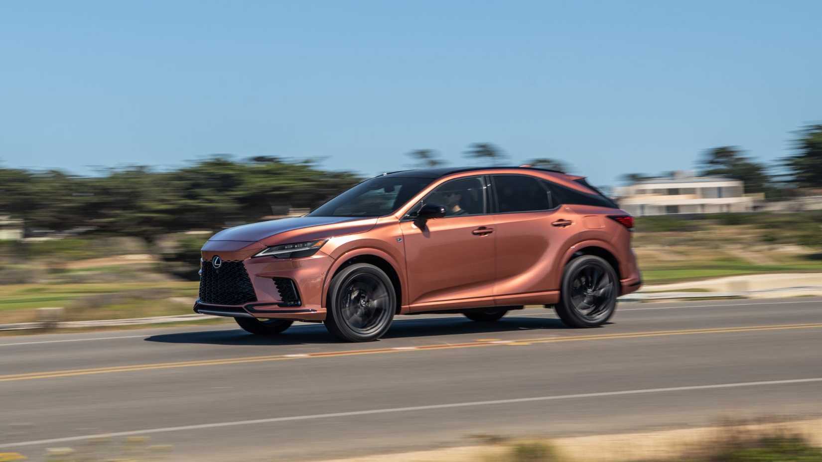 Foto frontal dinâmica 3/4 de um Lexus RX 500h F SPORT 2026 cobre.